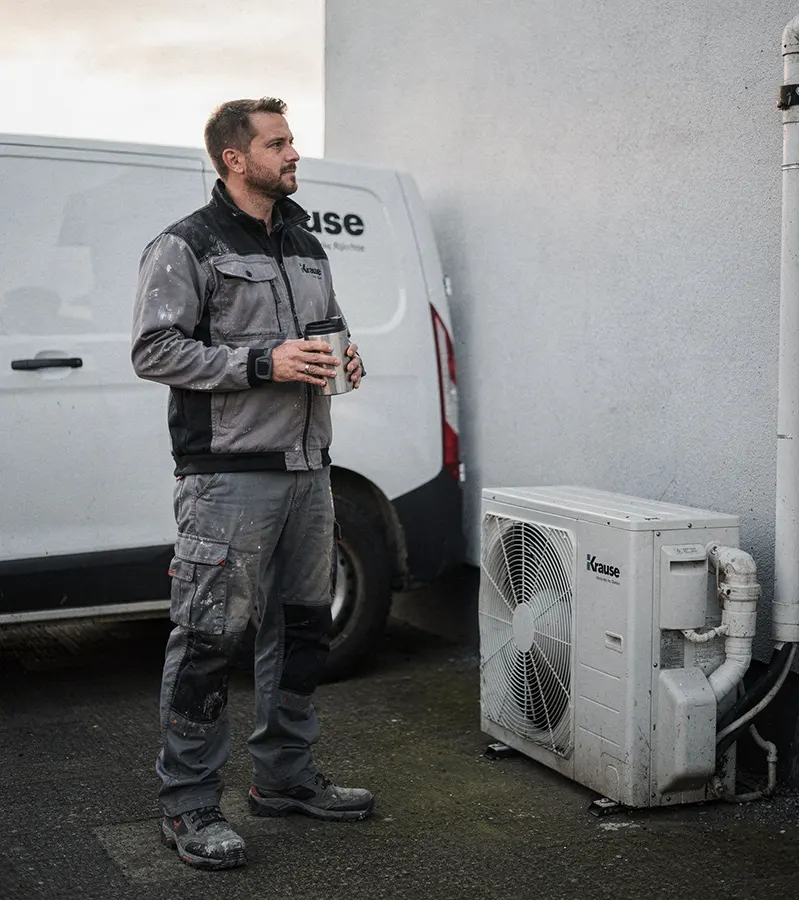 Techniker vor Ort bei einer Heizungsanlage